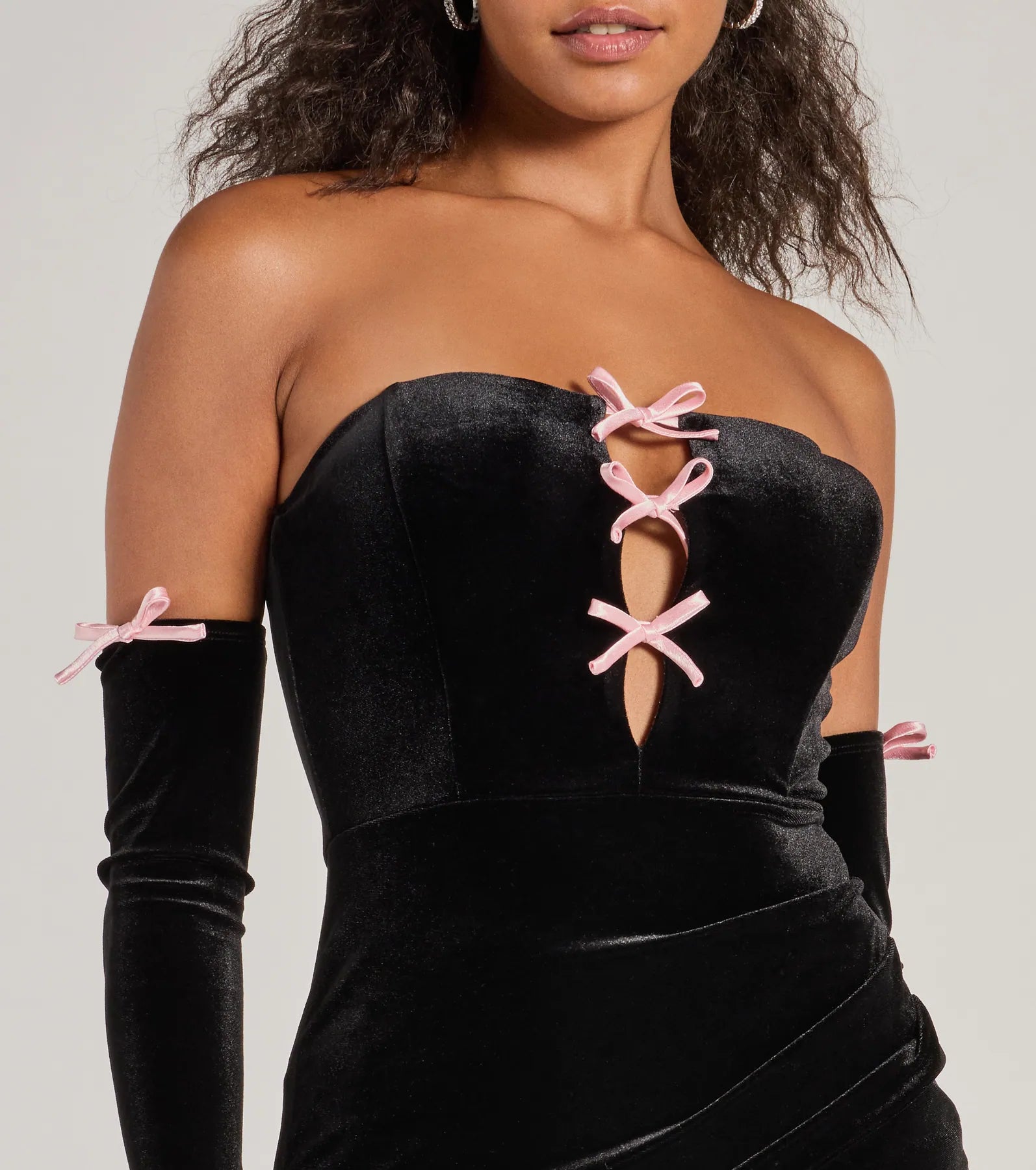 Serena Off-The-Shoulder Bow Velvet Dress With Gloves - Image 4