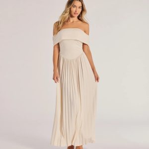 Compelling Romantic Off-The-Shoulder Pleated Maxi Dress