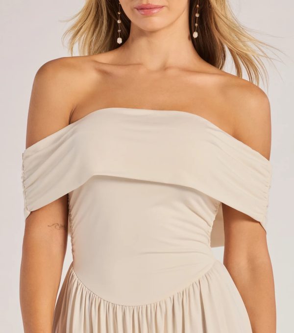 Compelling Romantic Off-The-Shoulder Pleated Maxi Dress - Image 3