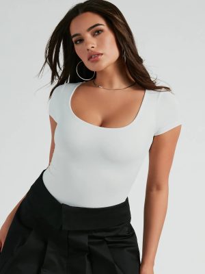 Smooth Silhouette Scoop Neck Short Sleeve Bodysuit
