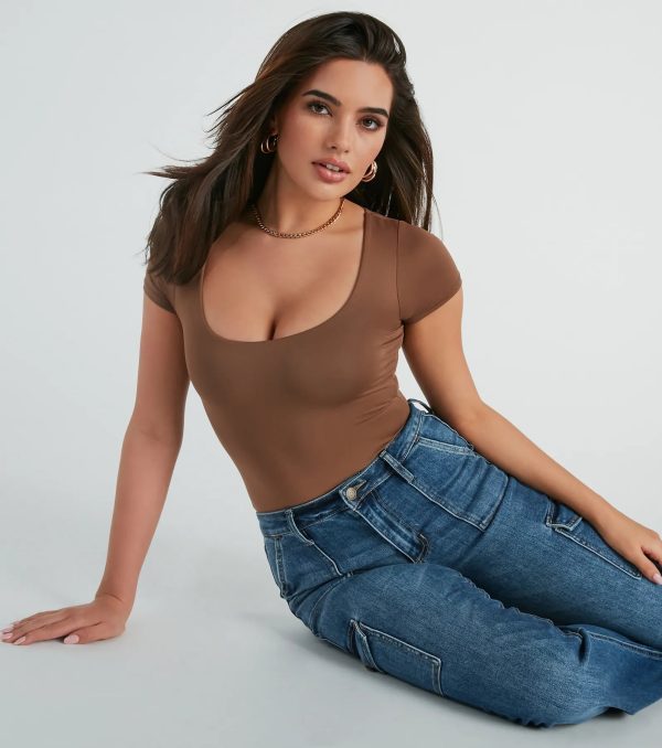 Smooth Silhouette Scoop Neck Short Sleeve Bodysuit - Image 7
