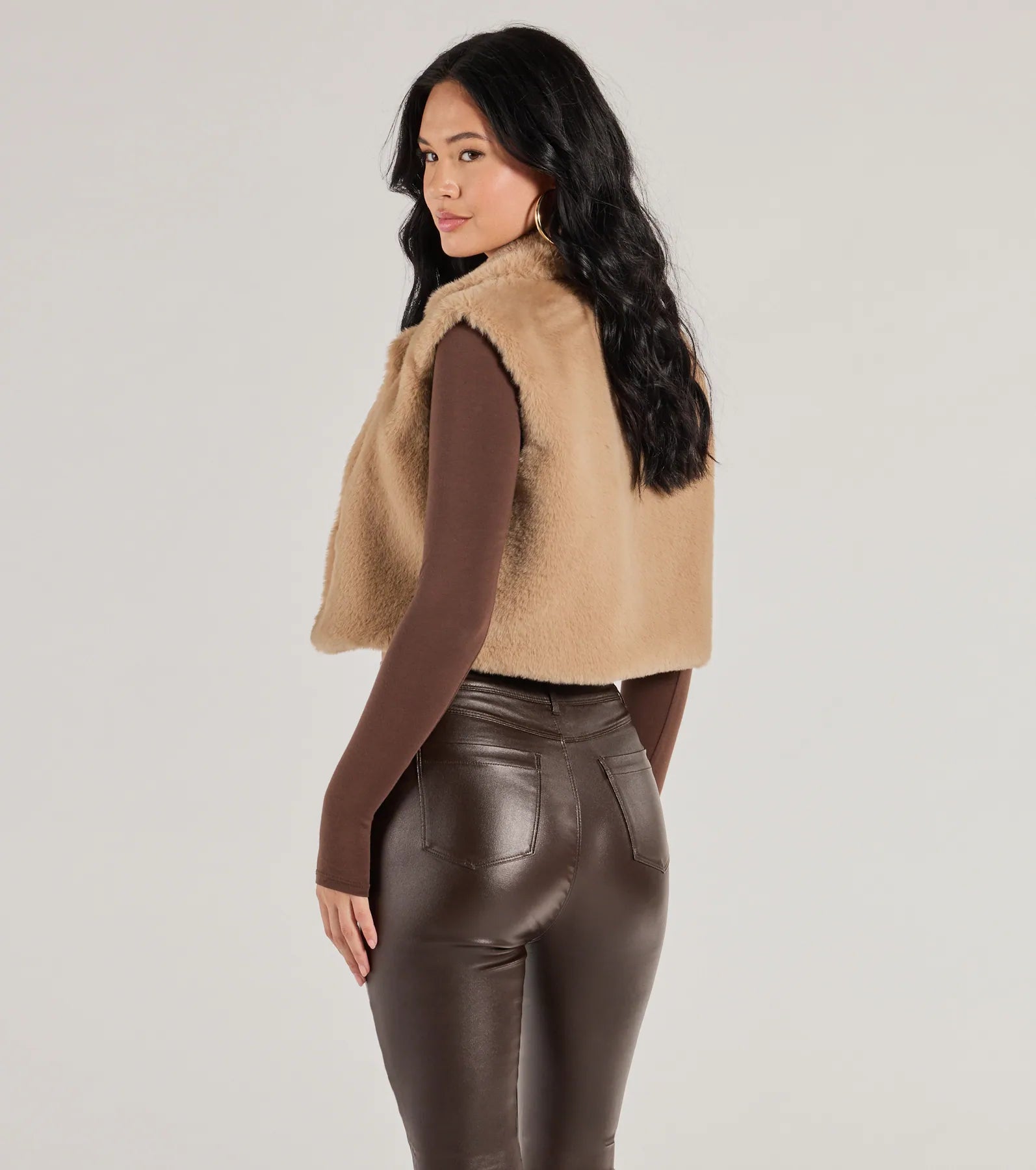 Cozy Glamour Faux Fur Cropped Vest - Image 3