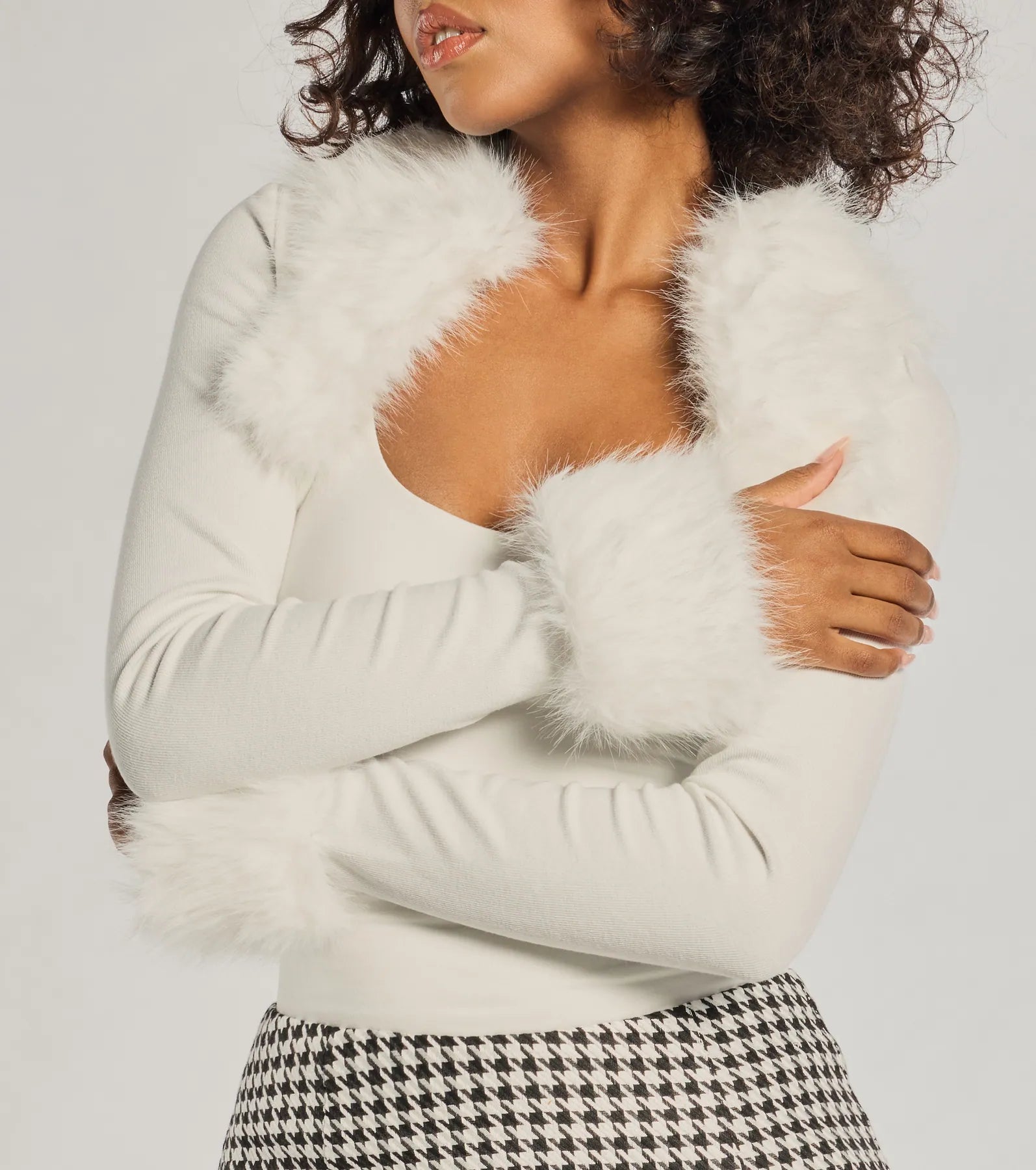 Exclusive Chic Removable Faux Fur Long Sleeve Bolero - Image 4