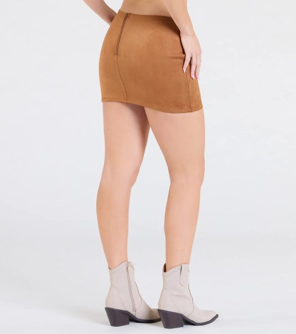 Total Charmer Low-Rise V-Waist Mini Skirt - Image 2