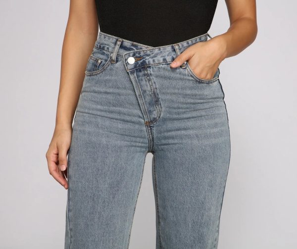 Trendy Asymmetrical High-Rise Boyfriend Jeans - Image 4
