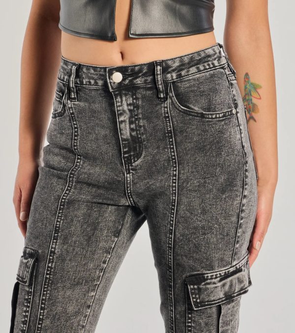 Bold High-Rise Acid Wash Cargo Jeans - Image 3