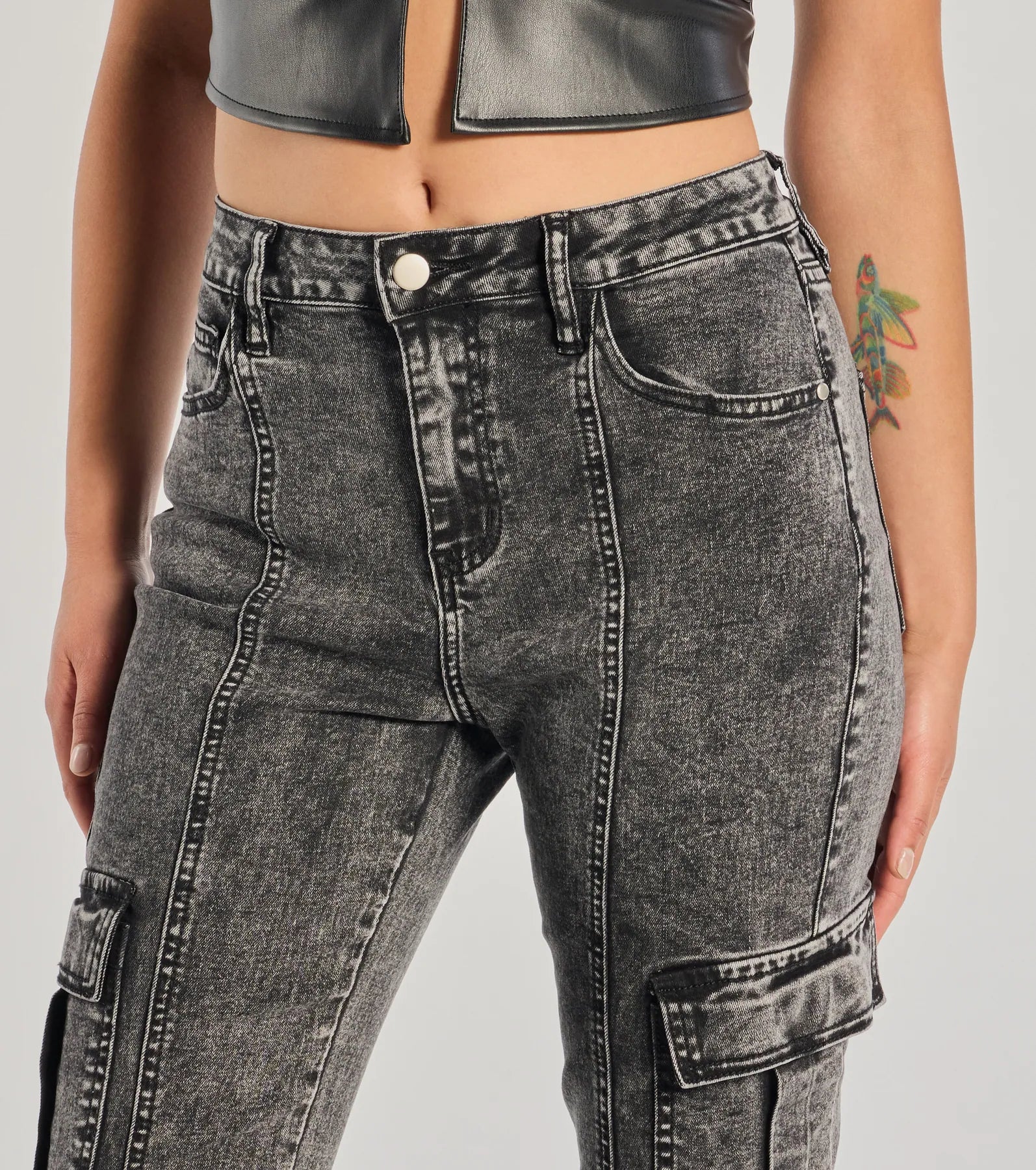 Bold High-Rise Acid Wash Cargo Jeans - Image 3