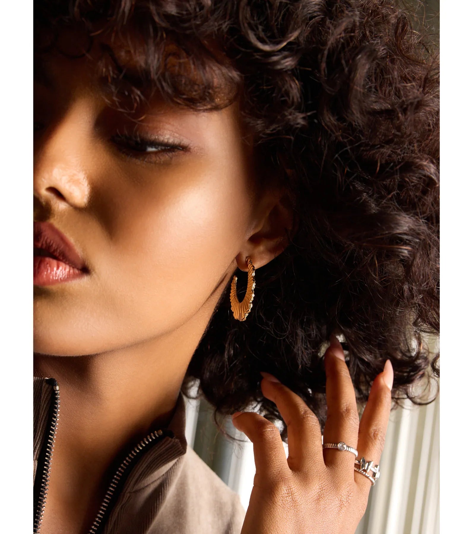 Stand Out Texture Oval Hoop Earrings - Image 2