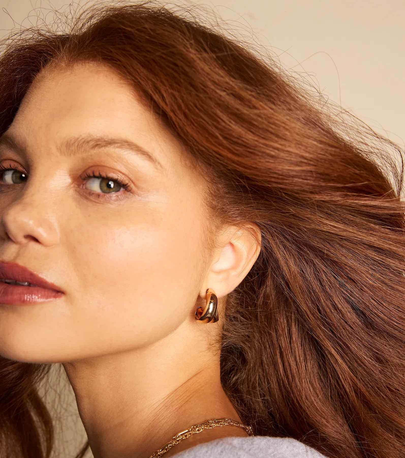 Sleek Allure Curved Open Hoop Earrings - Image 2