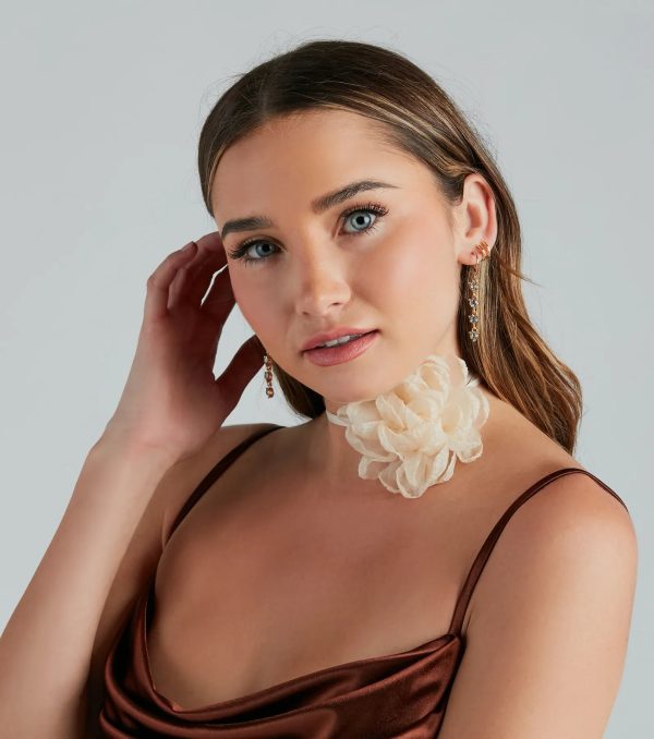 Serving Chic Style Rosette Flower Choker Necklace - Image 4