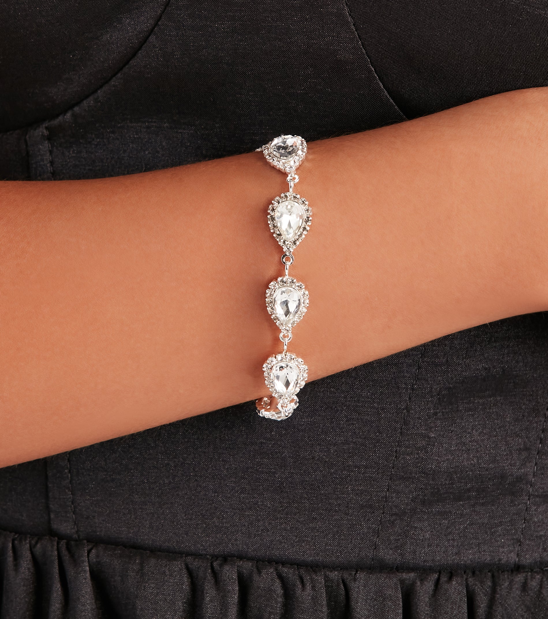 Glam Beauty Necklace. Earrings. And Bracelet Set - Image 4