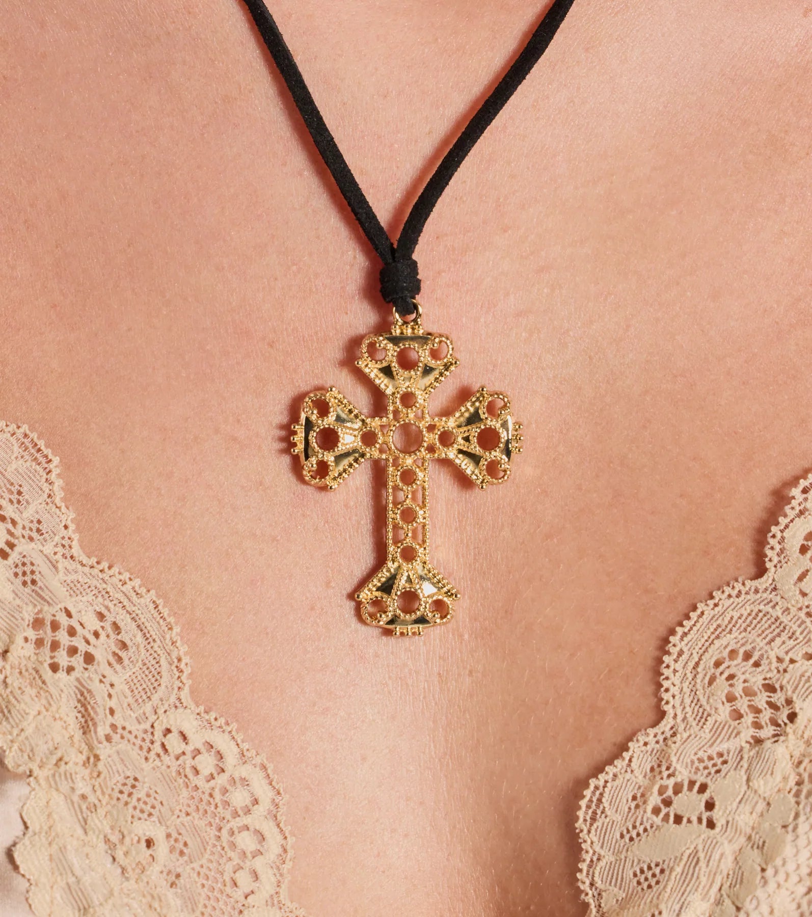 Bold Style Baroque Cross Necklace - Image 2