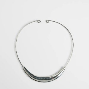 Sleek And Classic Circle Collar Necklace