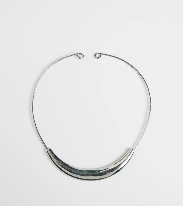 Sleek And Classic Circle Collar Necklace