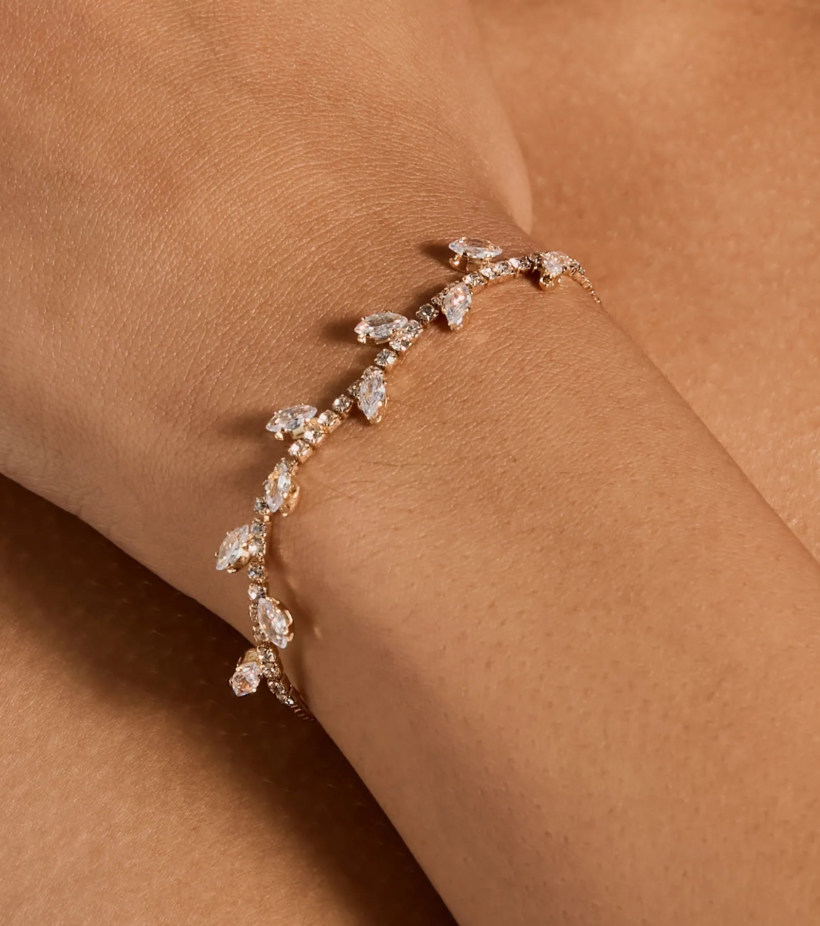 Ever So Luxe Cubic Zirconia Leaf-Shaped Dainty Bracelet - Image 4