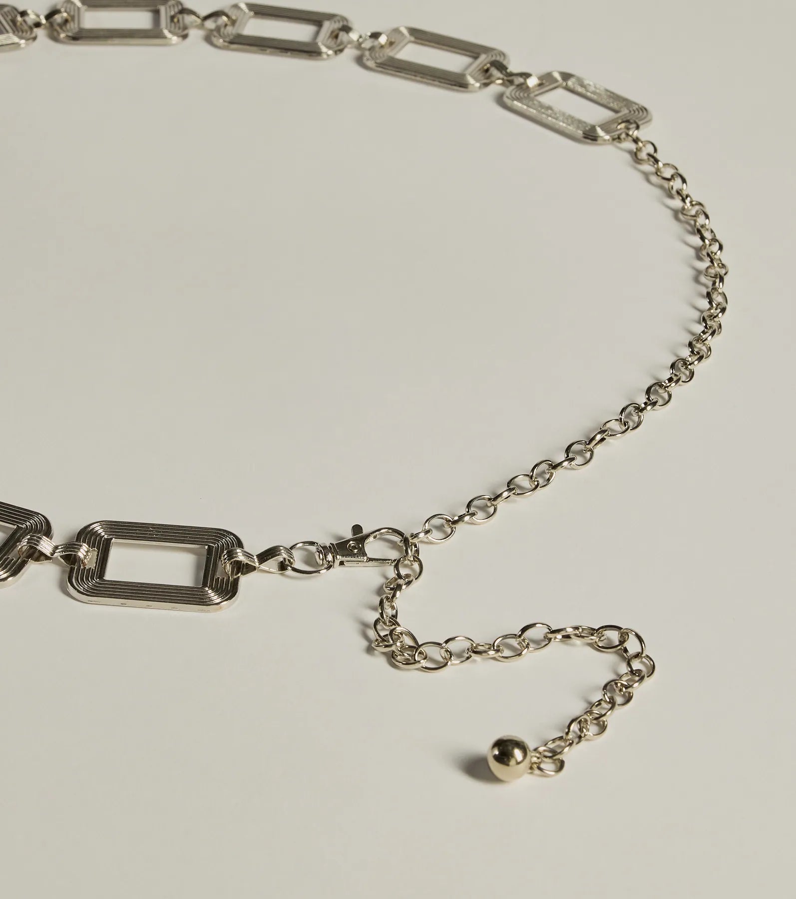 Sleek Trendsetter Textured Chain Belt - Image 2