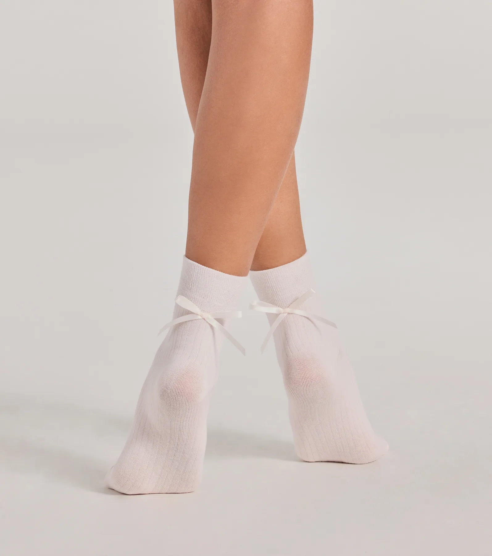 Oh-So-Adorable Bow Detail Socks - Image 2