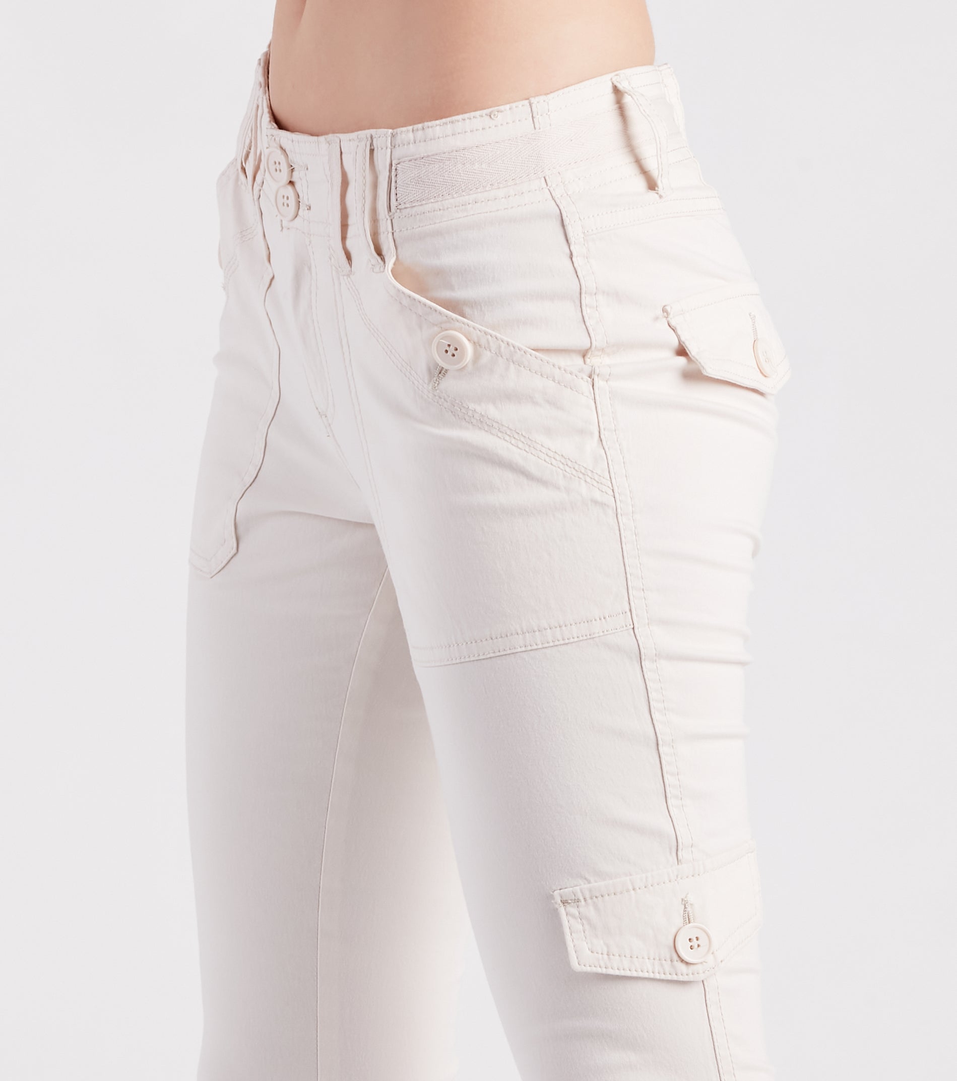 On The Low-Rise Cargo Flare Pants - Image 8