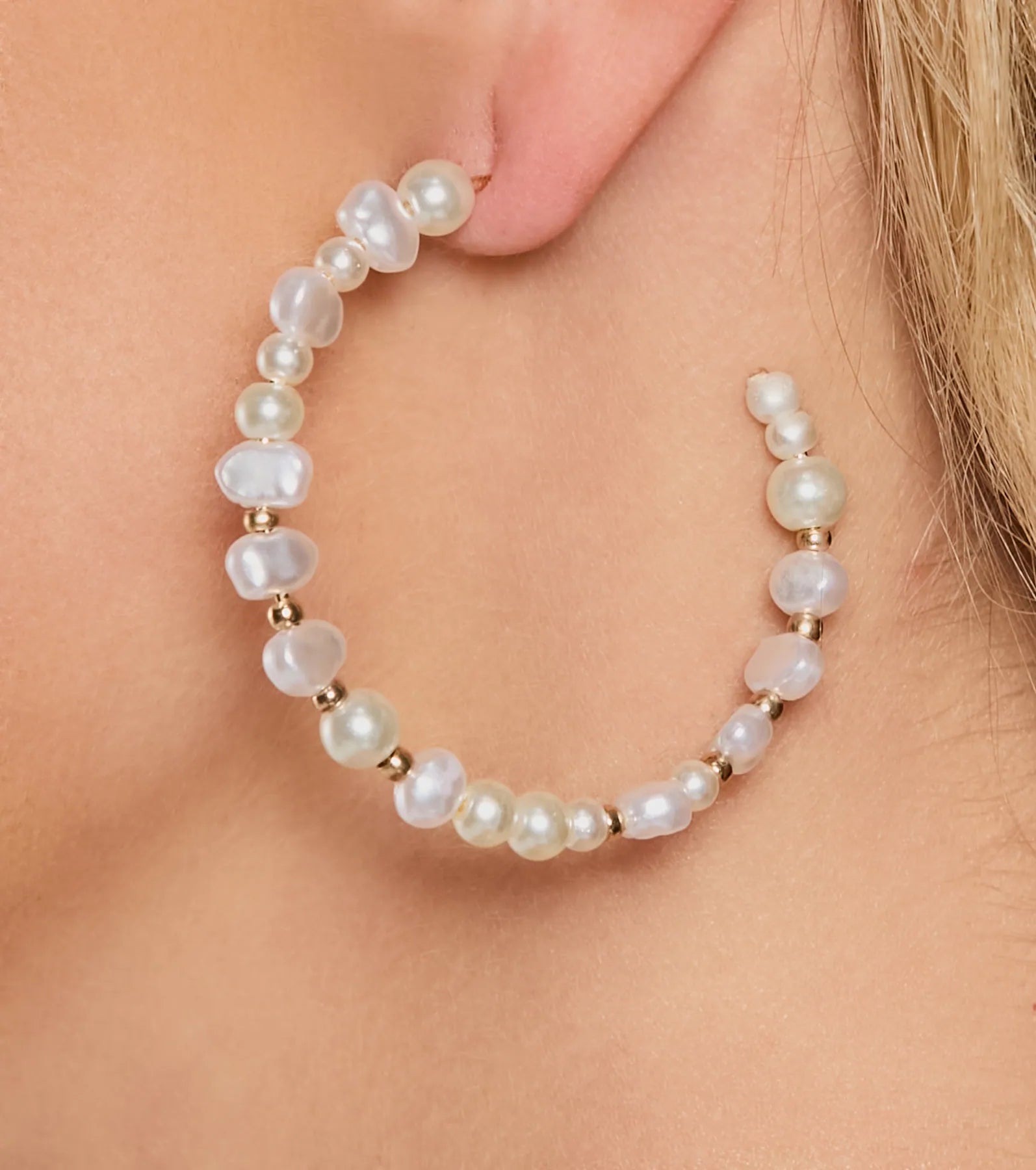 Darling Effect Faux Pearl Hoop Earrings - Image 2