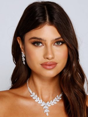 Elegant Stunner Necklace And Earrings Set