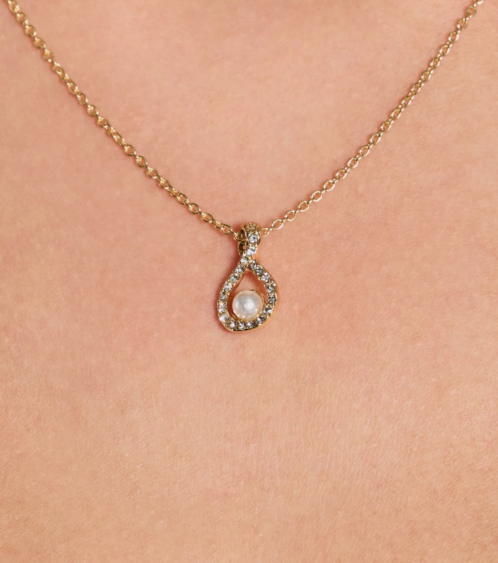 Elegant Aura Dainty Rhinestone And Pearl Necklace - Image 3