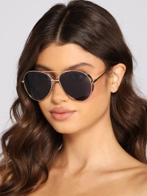 Sleek And Stylish Aviator Sunglasses