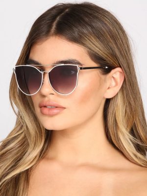 Sleek And Trendy Aviator Sunglasses