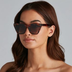 Classic And Sleek Cat-Eye Sunglasses