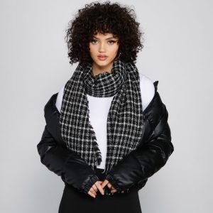 Effortlessly Chic Plaid Scarf
