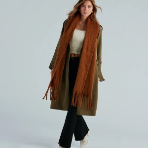 Cue The Comfort Fuzzy Woven Fringe Scarf