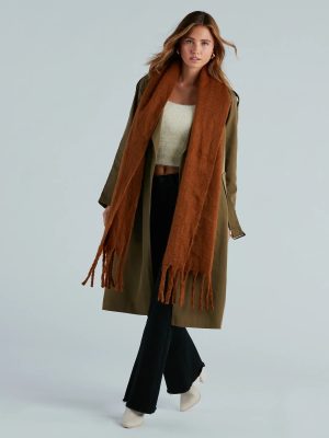 Cue The Comfort Fuzzy Woven Fringe Scarf